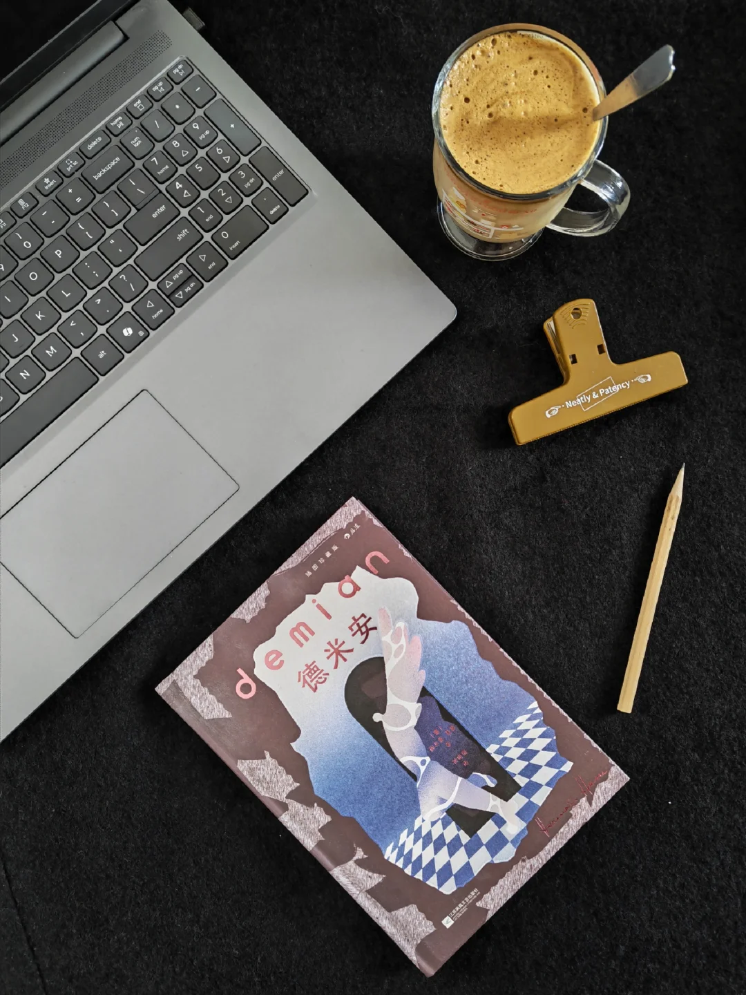 “谁想要诞生，就得先摧毁世界。”