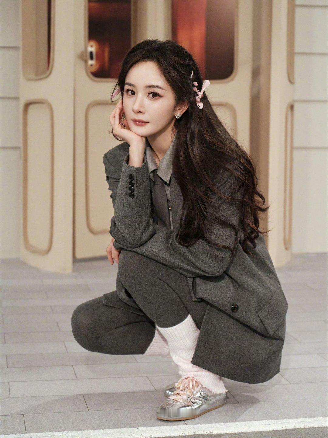 #杨幂[超话]##杨幂回应全网复刻短发造型##杨幂女大学姐# ​