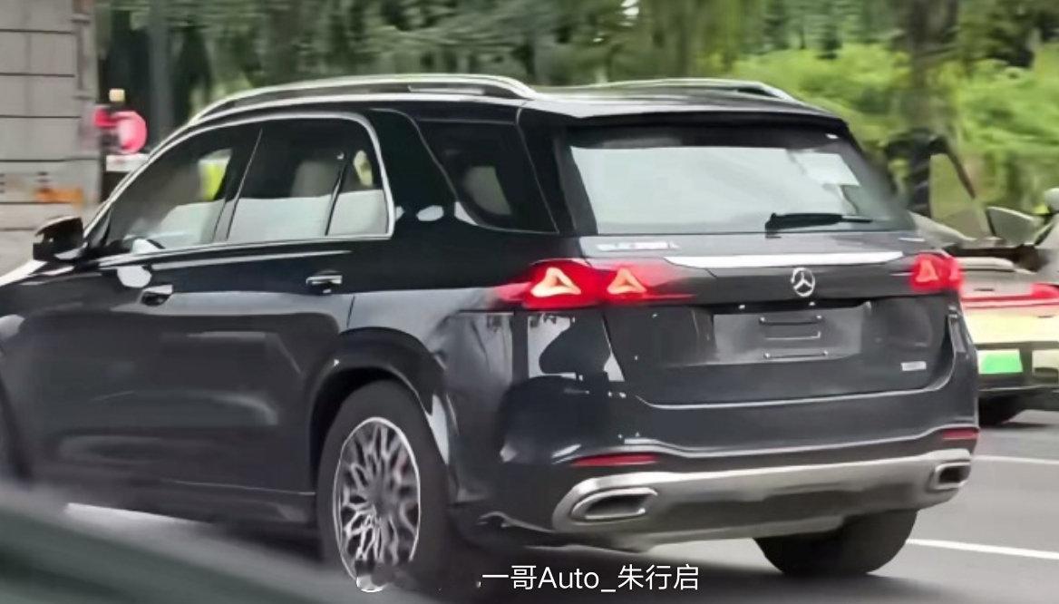 奔驰GLE L的长轴版无伪装照亮相 尾部感觉有一股奔驰GLB的味道 整...