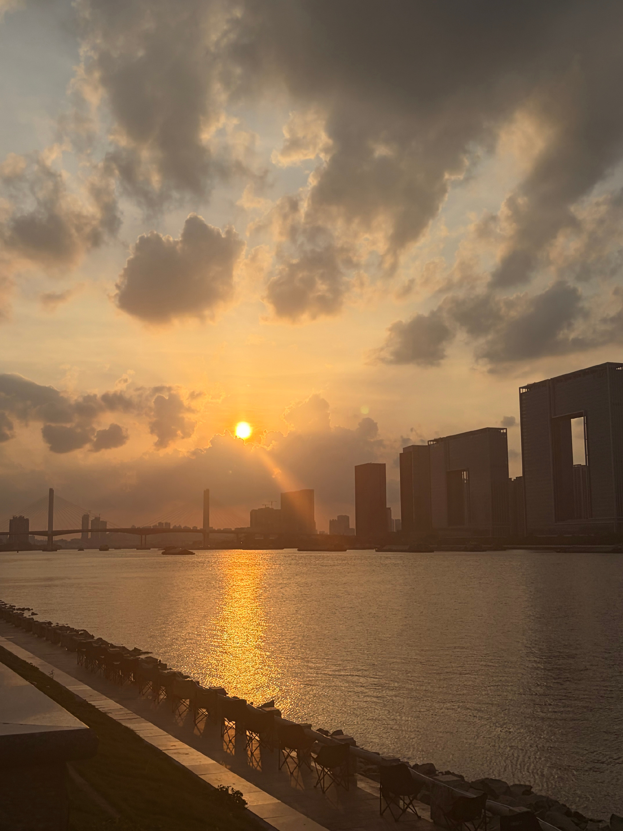 1.好久没去厦滘河边看日落吹风了，好幸福2.高层次后再踏进理发店必定是...
