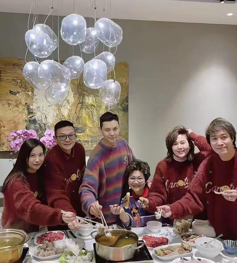 陈伟霆何穗给儿子在阿那亚办周岁宴这事儿，现场细节出来之后确实挺有意思的。地点选在一家餐厅的露天楼台，桌上就是白布铺着，摆了点新鲜水果，每位来的客人面前放一张卡片，连个气球都没挂。到场的全是双方家里人，陈伟霆八十岁的妈妈、哥哥姐姐都去了，何穗那边亲戚也来了，整场没请一个圈内人，更别说网红和媒体了。我是