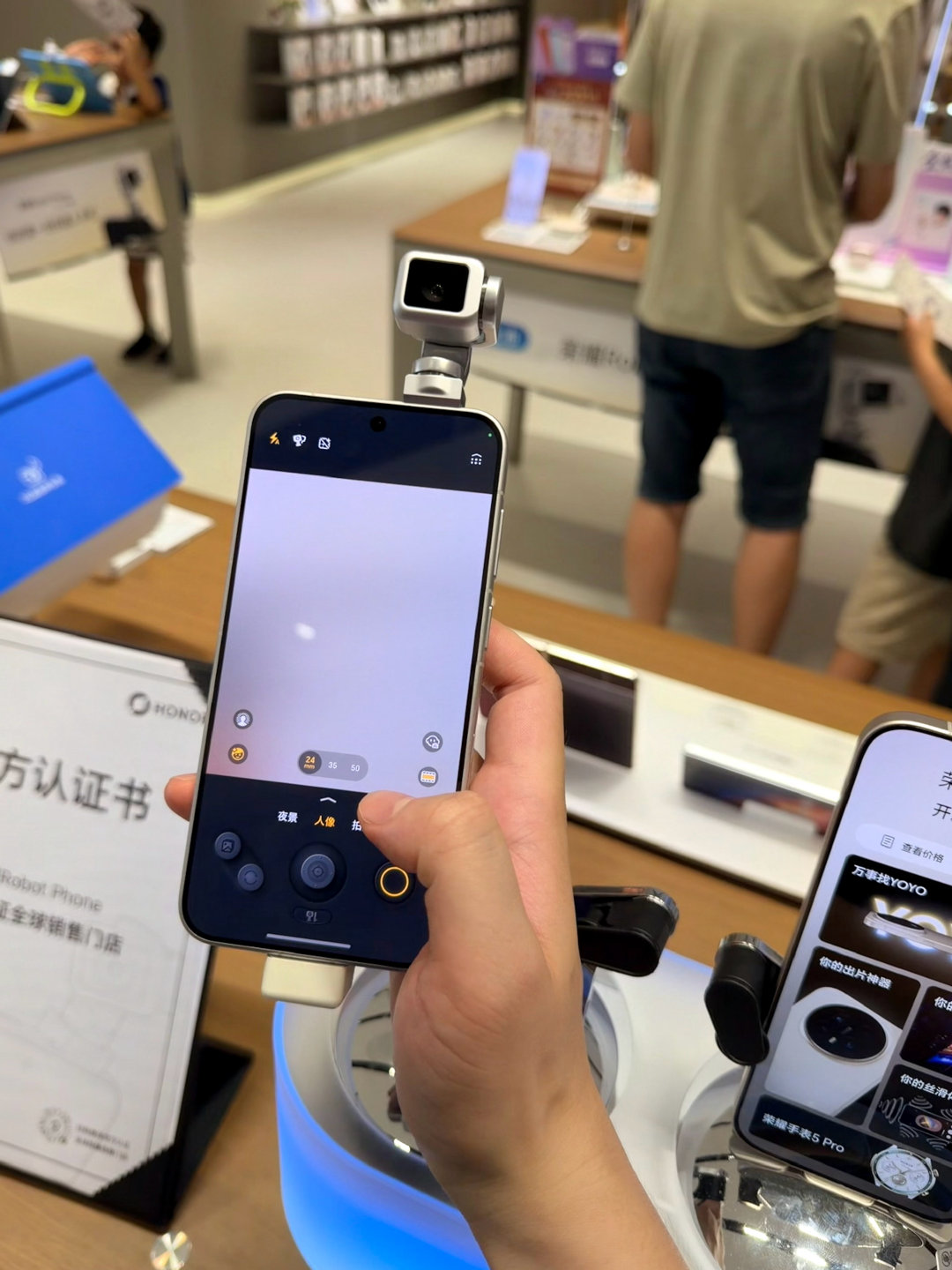 去门店上手了一下荣耀Robot Phone
很酷炫很有想法，也是有实用性的
云台很稳，而且还有对应的玩法
但是我个人感觉销量并不会很好[允悲]
更多人会选择普通手机加云台相机 ​
