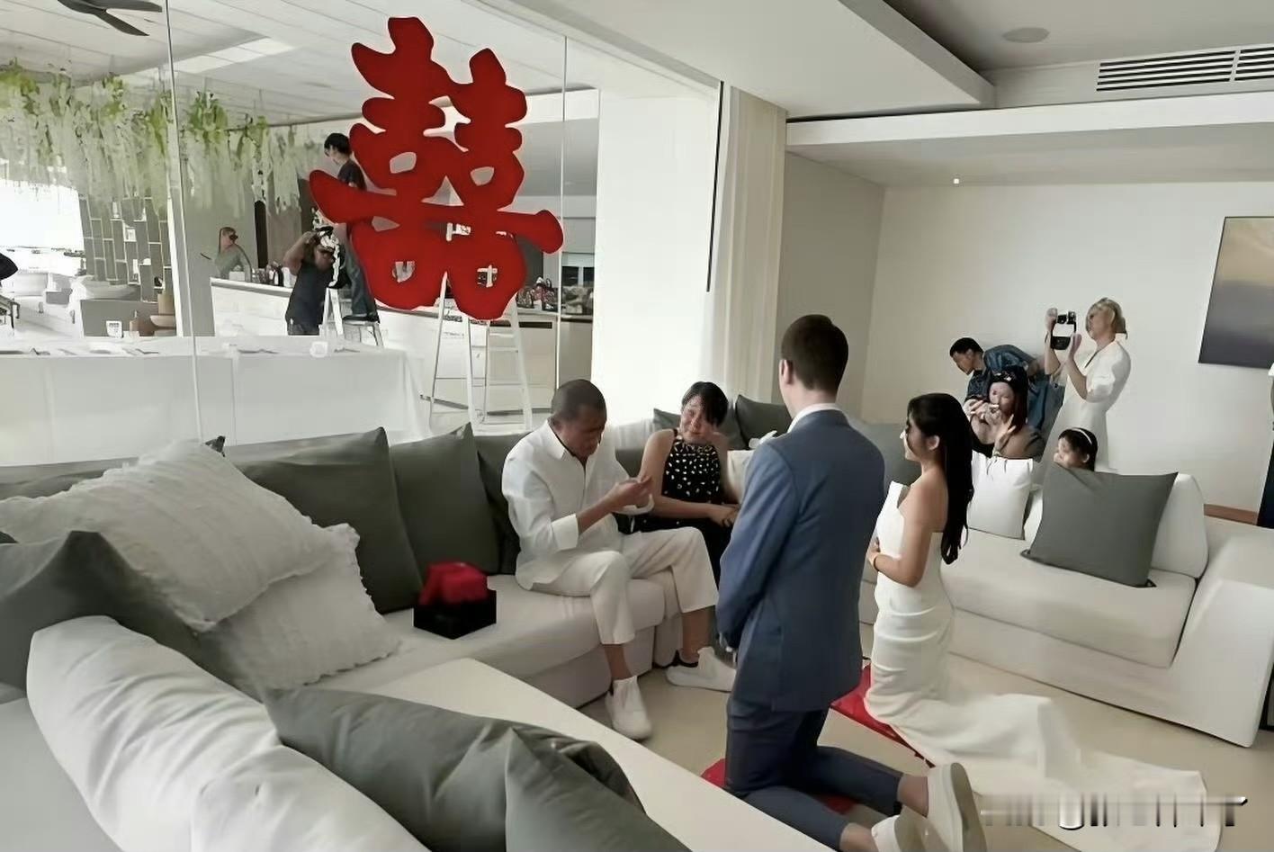 梁家辉，不愧是传统中国人！
女儿结婚连洋女婿也得下跪敬茶。🧎