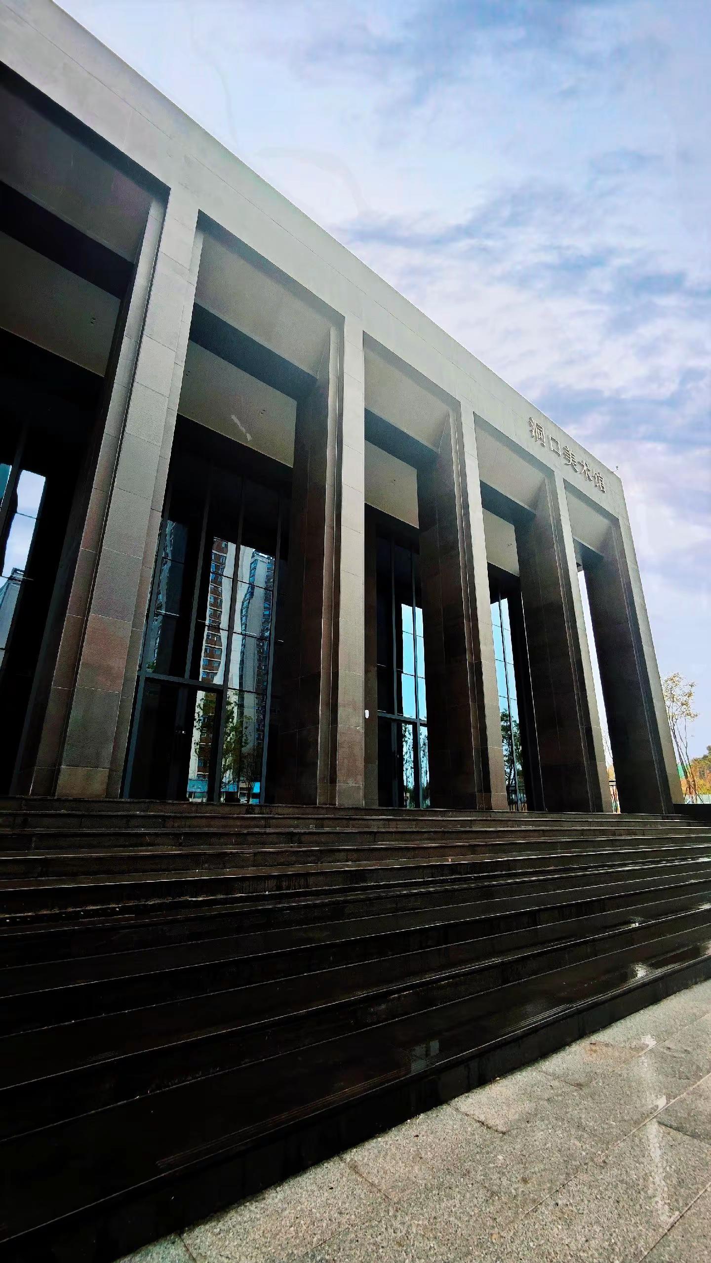 很现实的一句话：什么是人情世故，人情世故其实是，利益包装后的假感情！