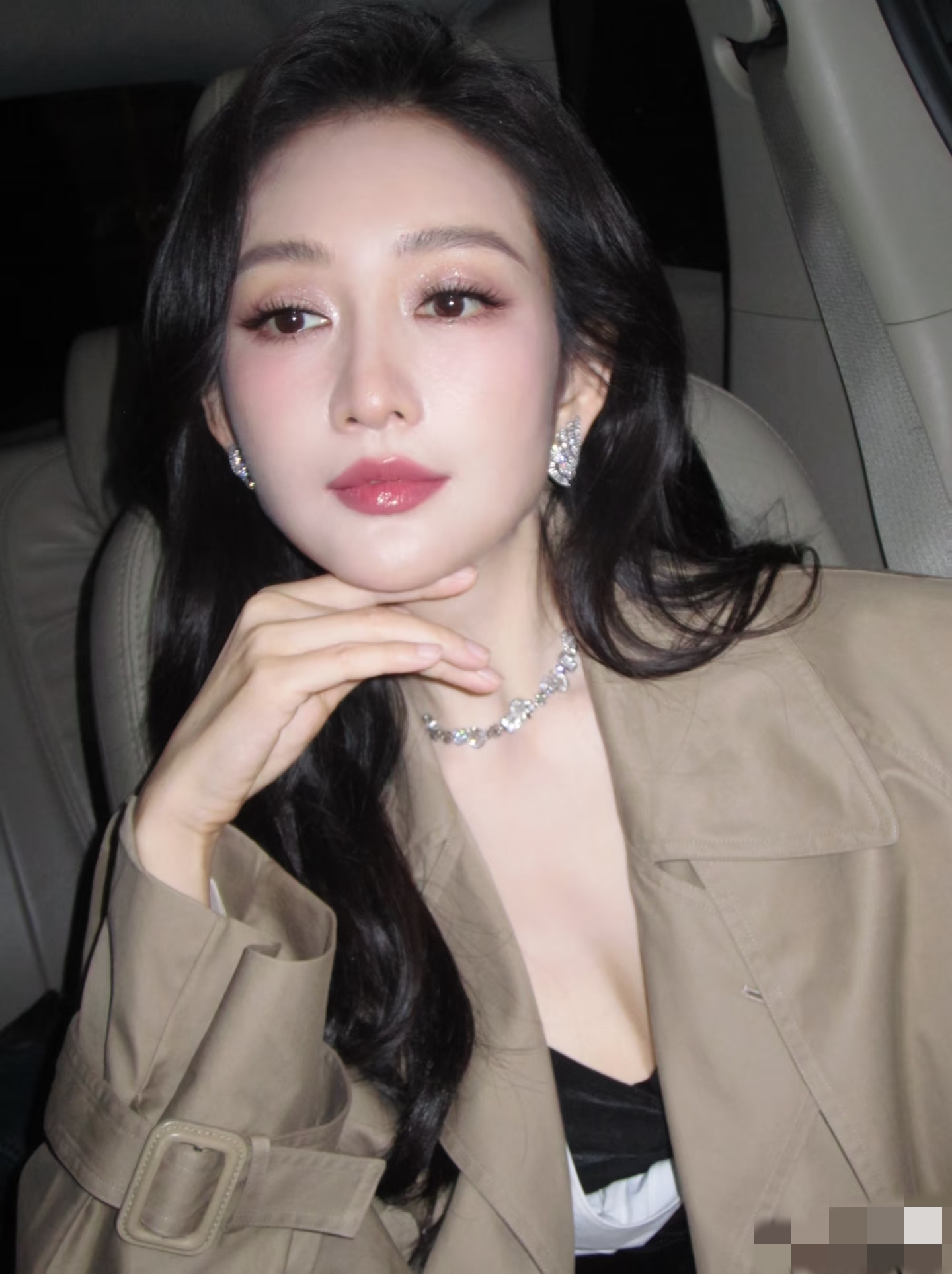 王鸥和何九华，地下恋都谈了好几年。圈内基本都默认了。


虽然后来没结婚，没开撕，但双方主动承认有孩子，说明够成熟理性。


王鸥当时肯定是奔着结婚去的，结果怀上孩子之后，男方的绯闻先爆出来。


王鸥直接掀桌子，婚不结了。直播坦然说自己单身，算是体面划清界限。


没过多久，何九华上综艺，开心自爆