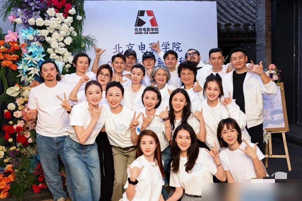 朱一龙把北电06级全班同学聚一起了，钱他一个人掏的，连伴手礼都是自己设计的篆书“龙”字。
同班陈伟栋直播说，朱一龙提前好久挨个联系，场地餐饮全包，谁都不用操心。人到齐了才发现，每份礼物都不一样，全按名字刻的。
这事搁别人身上得发十条通稿，他倒好，闷头把活儿干完了。
想想他拍《空枪》能把自己倒吊