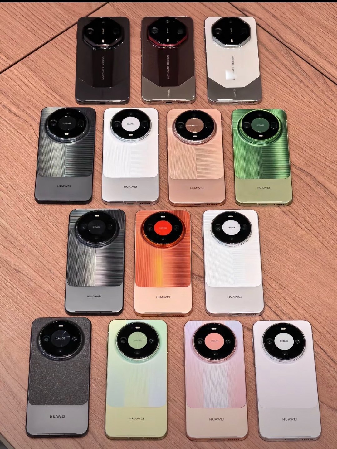 #华为Mate90系列多配色真机亮相#
今年Mate90的配色是真的多啊，可以说每一个颜色都非常的惊艳！

不过最有争议的就是这个翡冷翠配色了，我是觉得这个配色越看越喜欢！

况且华为是出了名的真机比渲染图好看，纠结配色的朋友一定要线下亲自上手实机，感受一下外观和质感[馋嘴] ​