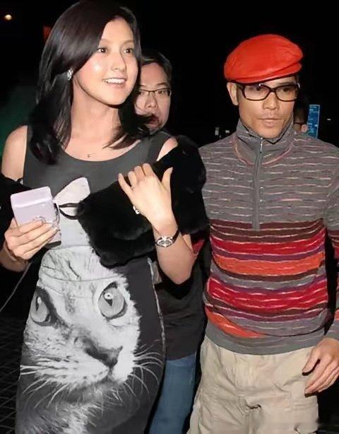 郭富城见过的美女太多了，估计方媛在他眼中也就姿色平平，毕竟那些绝世美女提高了他的审美标准。 ​