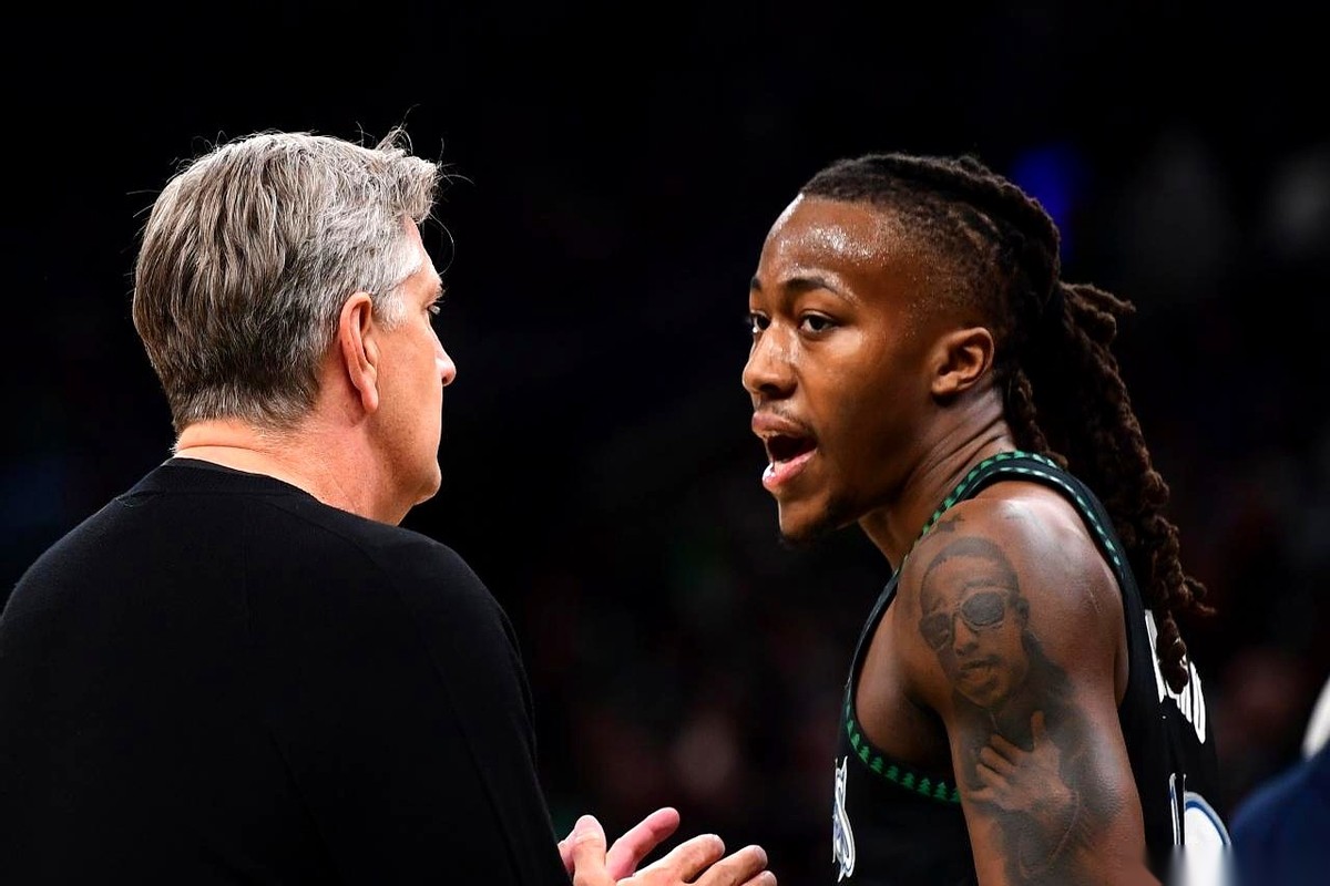 芝加哥公牛对着休斯顿火箭的名单，手指头就点着一个名字：伊森。 阿门？人...