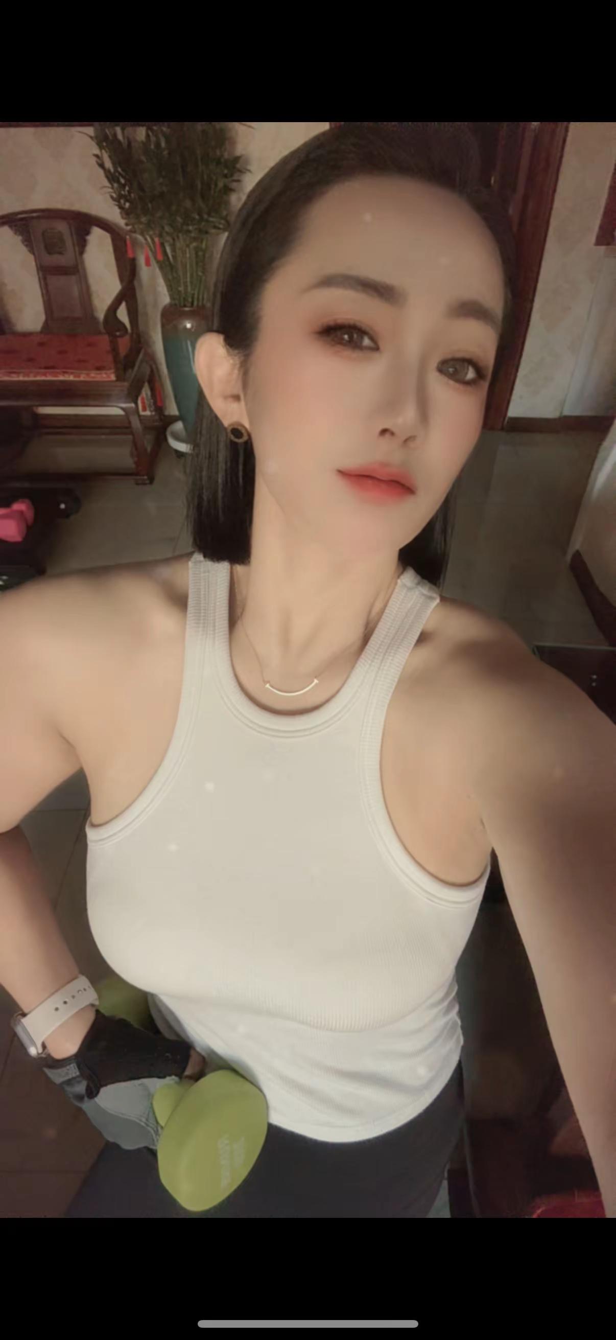 <p>爱健身的小姐姐 运动使我快乐 生活很美好记得微笑 早起打卡 <!...