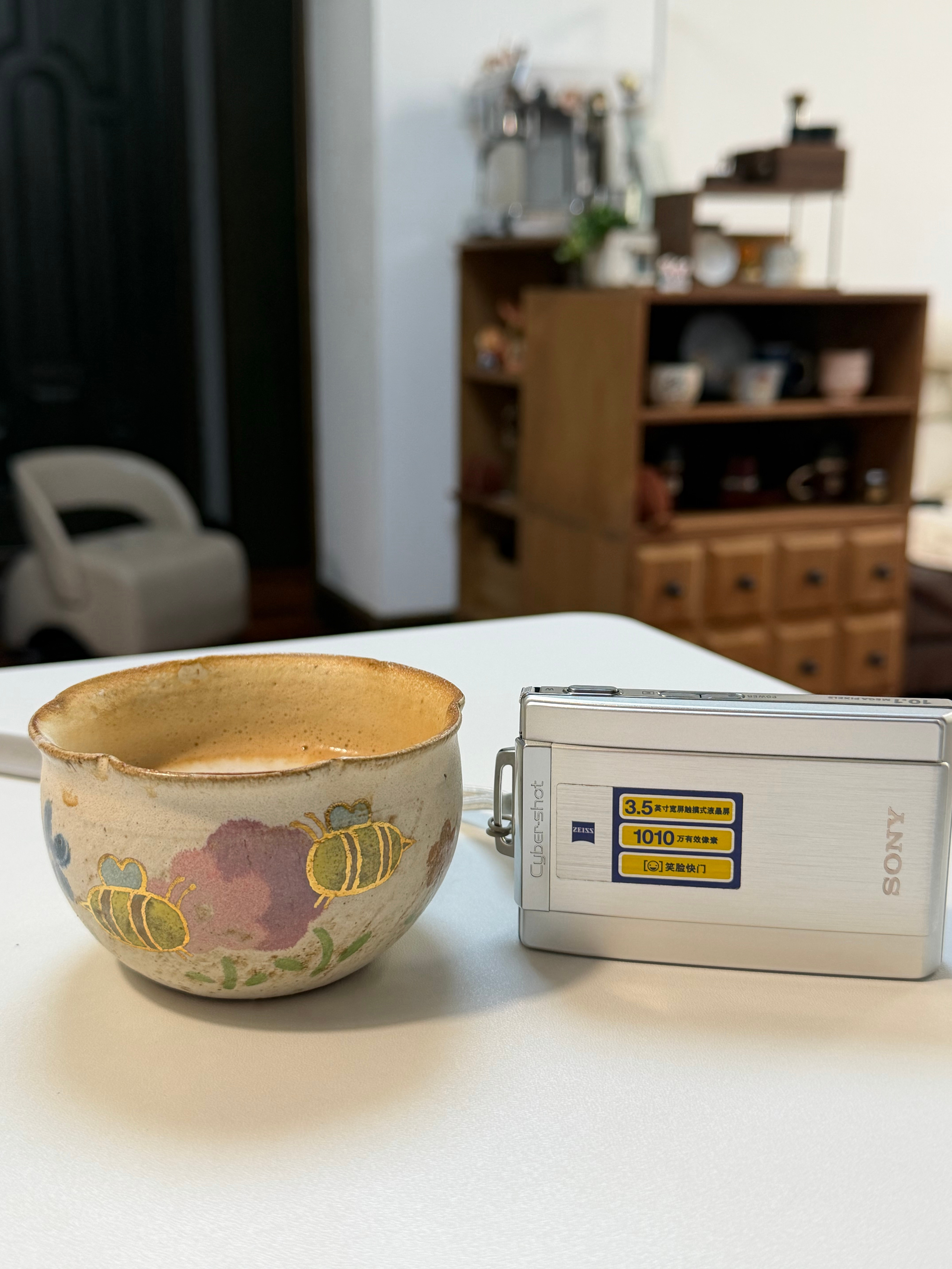 索尼古早小卡片直出ing～但没有古早小卡片的基操啊（画质还是不够糊啊[笑cry]
&索尼近年大卡片直出ing～

（科个小普，其实古早小卡片机不叫CCD，CCD只是被淘汰了的传感器，现在的传感器叫CMOS。把以前卡片机叫成CCD相当于把现在市面上所有手机相机都叫成CMOS，这么类比下来明显能看出来有多离谱[裂开] ​