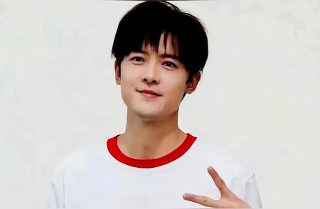 “好男人只能活四集？”  观众直接给编剧寄刀片。  付辛博演的冯建奇...