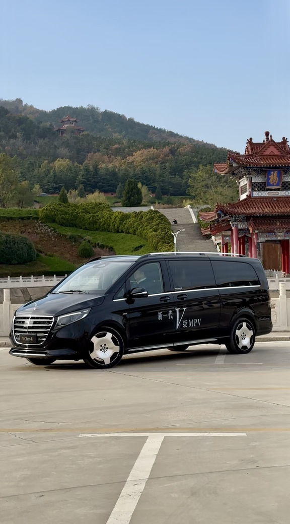 奔驰V300｜商务家用双在线✨
	
真正兼顾体面与实用的豪华MPV🚐
沉稳大气的外观气场拉满
宽敞座舱，二排舒适度直接拉满
商务接待有排面，全家出行也从容
兼顾事业与生活的理想座驾
#还得是奔驰大V #大有天地 #奔驰V级MPV #V300 #奔驰V300 #商务车