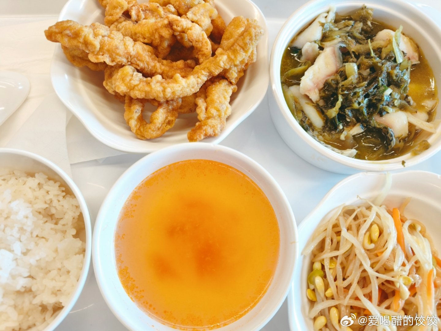 #控糖#
今日三餐

早上:自制奶咖+水煮蛋一枚

中午:椒麻小酥肉+酸菜鱼+炒豆芽+白米饭

晚上:清炒米苋+炒花菜+土豆烧鸭腿+红烧大头虾

今日份的进步是采用了餐盘，虽然晚餐最终不止这点，加了一片三文鱼，若干只虾，还有半碗番茄蛋汤。

下午加餐了一个很小的苹果

#好好吃饭# ​
