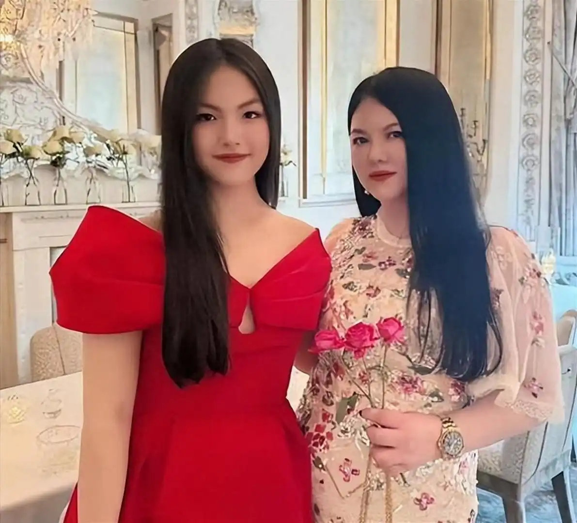 王岳伦出现三里屯，王诗龄体型引发讨论，网友：背影看起来像李湘 ​