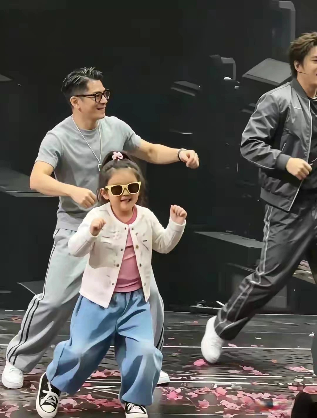 郭富城演唱会携女儿同台，小姑娘毫不怯场，眉眼之间神似方媛 ​
