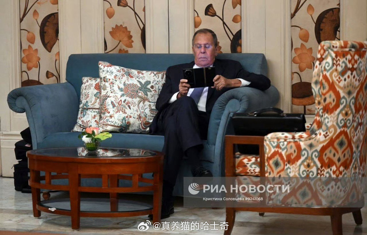 #俄外长使用中国三折叠#

没有美国的芯片也没有美国的系统，他可太放心了 [笑cry] ​