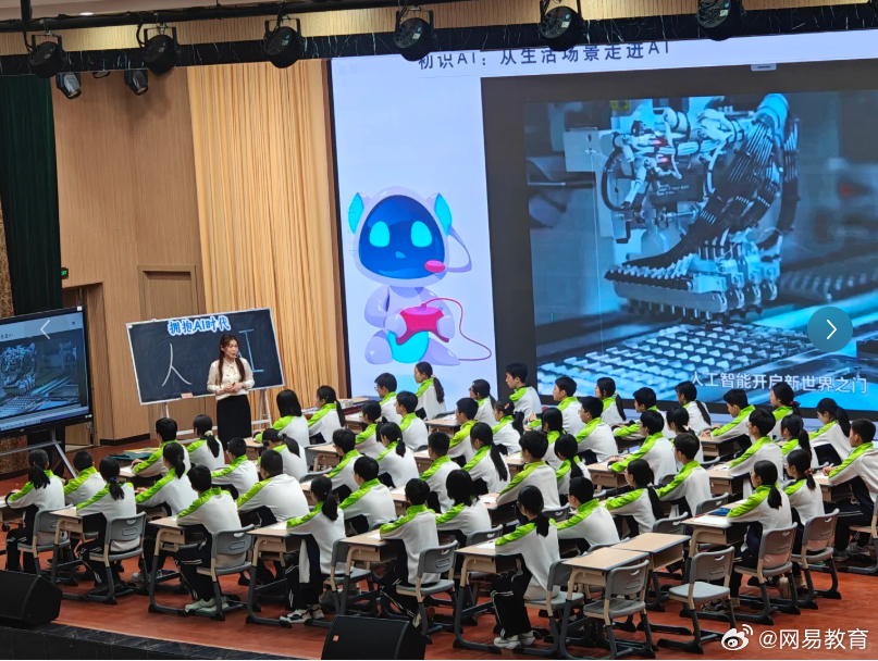 #AI进课堂，偏远学校跟得上吗#
江苏率先启动中小学人工智能通识教育全覆盖，确保秋季学期全面开课。暑期培训累计收看903万人次。针对乡村学校，同步推出送培上门、云端课堂和技术专员帮扶。
但问题是：硬件到位了，师资跟得上吗？技术铺开了，乡村孩子真的“懂AI、爱科创、明伦理”吗？教育公平，从来 ​