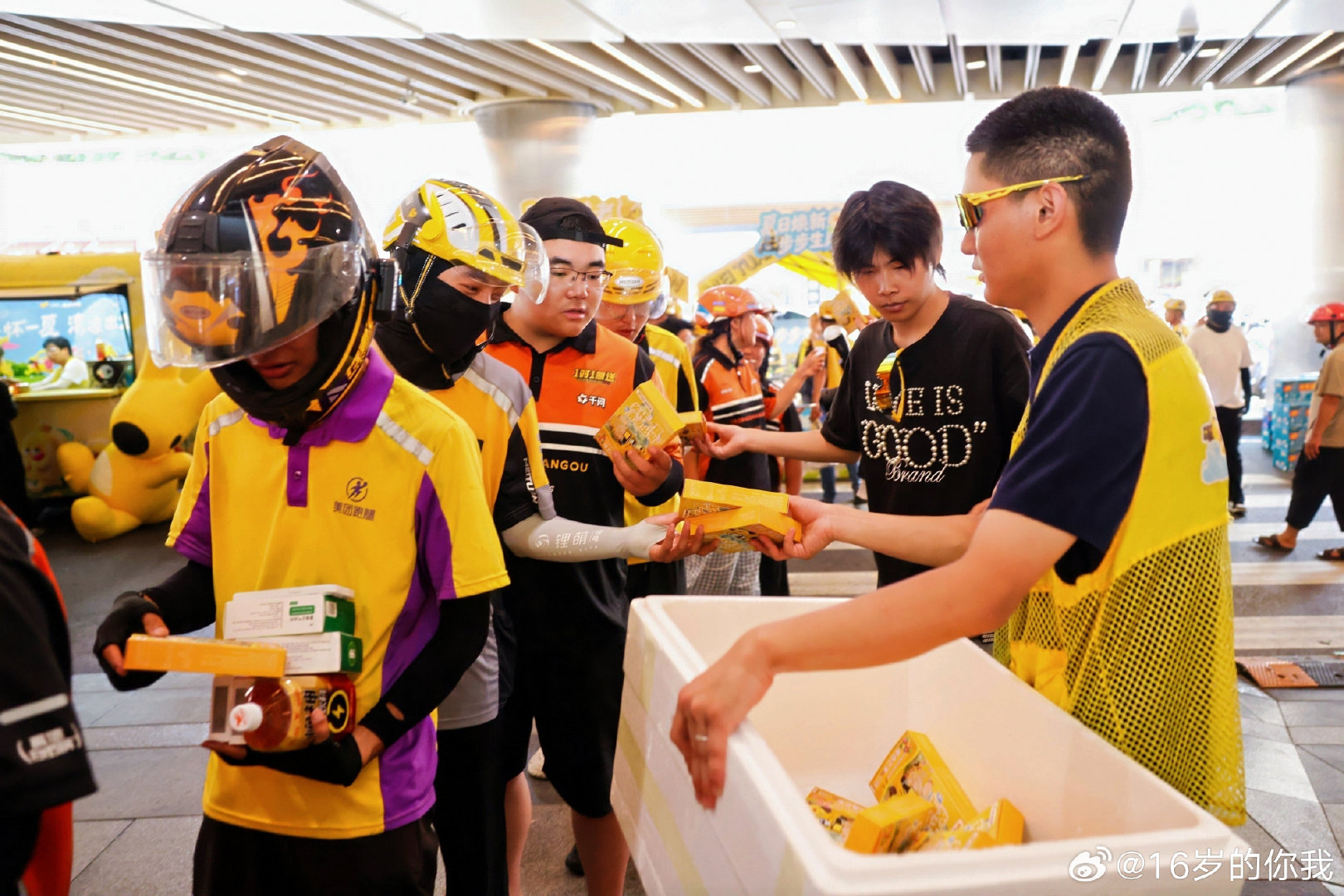 #突然发现善意是流动的# 跑遍一座座城市的美团冰饮车让人倍感暖心，万达广场也与大家共建户外工作者友好商圈，夏天即将落幕，善意却在城市里不停流转#美团冰饮福利车守护骑手每一个夏天# ​