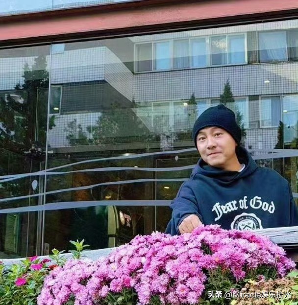 张卫健和妻子张茜被拍到疑似把烟头丢花盆里引发热议。

他拿出照片澄清啦，原来木台上放着烟灰缸，只是拍摄角度和光线问题，远远看着像丢进花盆，并不是乱扔烟头。