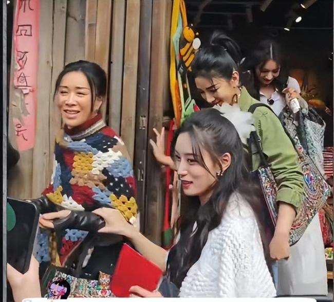 艺人徐艺洋现身直播回应网络传言。社交平台不断冒出关于她生育问题的各类猜测。不少未经核实的说法持续扩散引发大范围讨论。
 徐艺洋自拍 徐艺洋鎏金裙 徐艺洋假笑 
直播镜头前的徐艺洋主动澄清相关传闻。她对外说明和黄子韬育有一名亲生子女。孩子年龄已经超过两岁。她喊话网友停止编造没有依据的谣言。