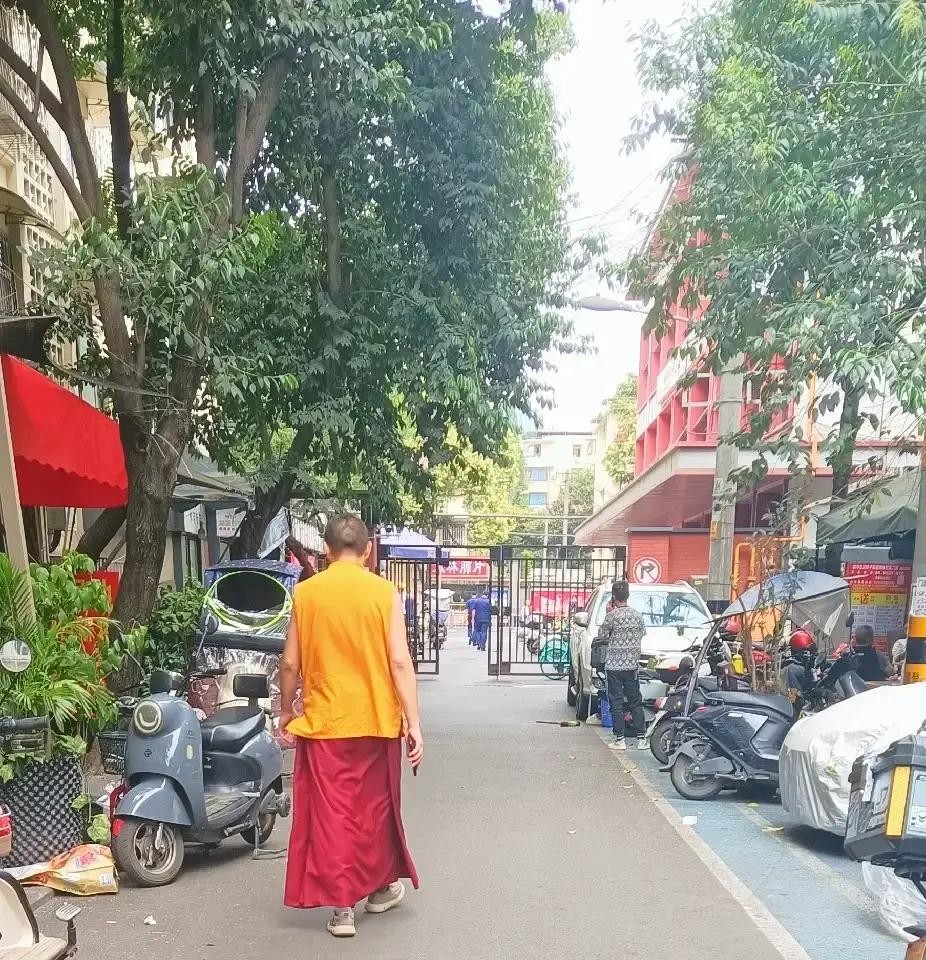 一过十月份，我们小区的地下车库里，总会多出不少挂着川V、川W或者藏区牌照的车子

后来听物业念叨才知道，这都是西藏那边的有钱人来成都“猫冬”了，每年都要住到第二年开春才走

搁在以前，这在成都可是稀罕景

记得上世纪八十年代那会儿，藏族同胞在成都活动范围挺局限的，基本都扎堆在武侯祠横街、高升桥、衣冠