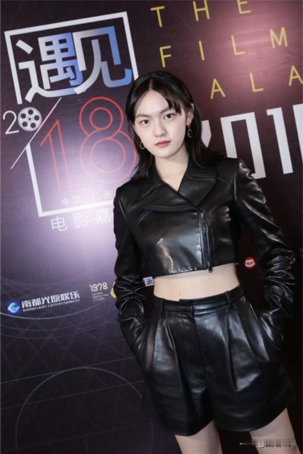 作为年少成名的00后实力派，14岁便拿下金马奖最佳女配角的文淇，有着辨识度极高的表演风格。
 
她擅长用眼神叙事，偏爱内心复杂、带有破碎感的边缘角色，表演克制却爆发力极强，能在天真与阴鸷之间自如切换。早期偏沉重文艺，近些年又解锁生活化的松弛演技，可驾驭的戏路越来越宽。