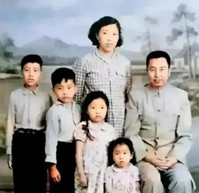 华国锋有四个孩子，都担任过什么职务呢？很多人不知道的是，“华国锋”这个名字其实是化名，他本名苏铸，1938年为了抗日救国改的名，意思是中华抗日救国先锋队。
老大苏华脱下军装那天，把调令折好放进上衣口袋。他没回父亲那里，直接去了城西的航空修理厂。厂长是位老师傅，把他带到一排待修的发动机前：“苏工，以后