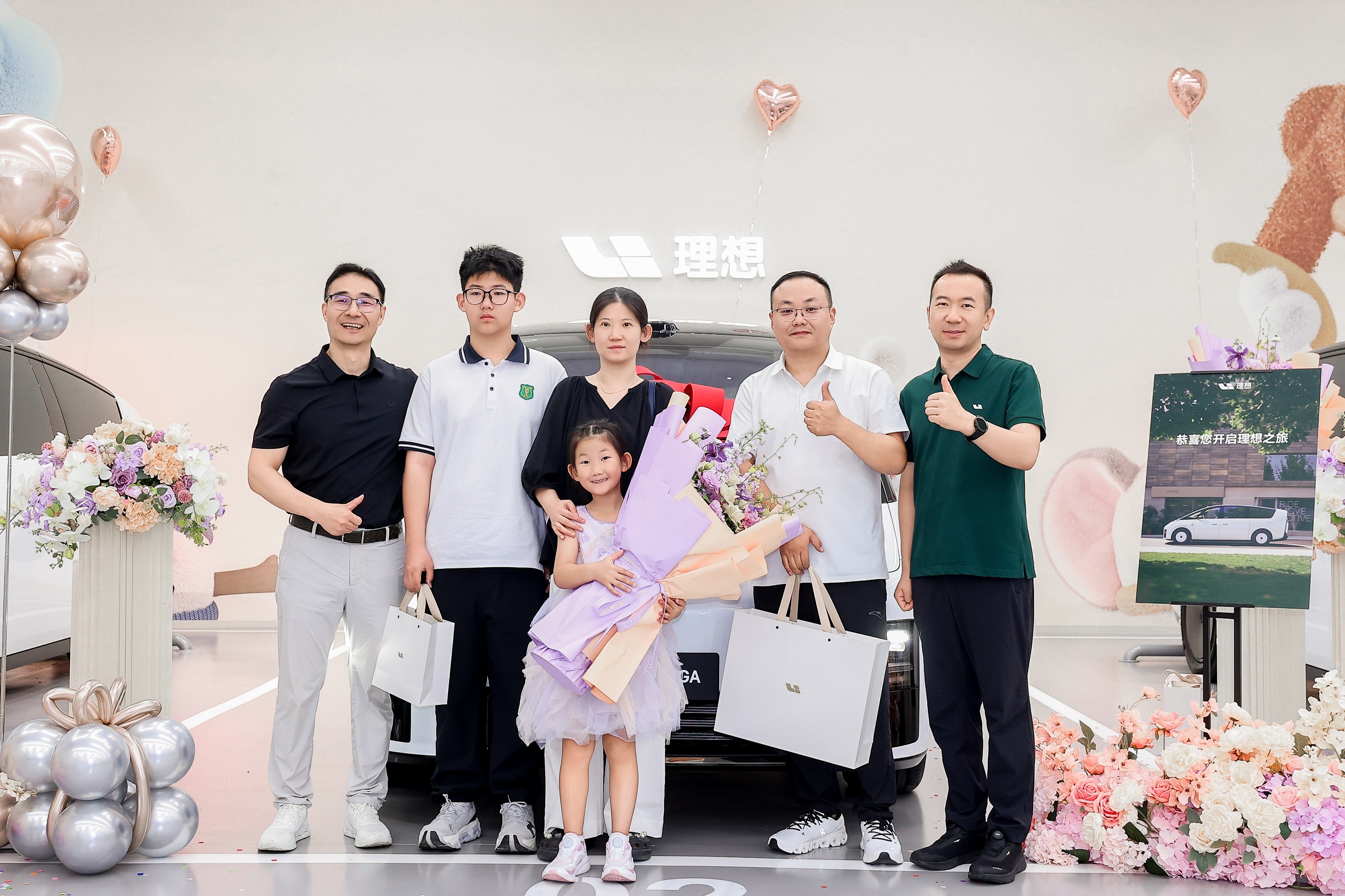 🎉今天，新一代理想MEGA正式迎来全国首批交付！

#理想汽车#第一产品线负责人汤靖亲临现场，为首批车主完成新车交付，车主们也分享着对于未来旅途的满心期许：
“大象迎宾太有趣了，歪着头迎接我们。姐姐说想要一家人一起开MEGA去云南旅行！”
“马上和家人开着新一代理想MEGA去大兴安岭看秋景。”
 ​