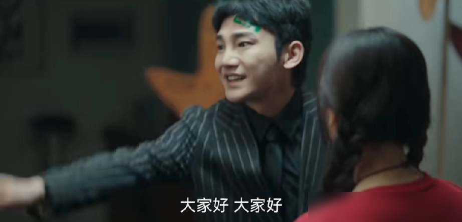 蒋龙当导演，星爷的IP，黄渤于和伟抬轿，结果站内热度就这点？
10月6日开播，24集压了6集出来，最高热度刚过5000。这盘子端得，多少有点烫手。
蒋龙演横漂周可，把周星驰那些名场面往里塞，舞台上是真爽，可一拉长到剧里，味儿就变了。豆瓣短评里最多的一句：瞪着眼较劲，小品痕迹太重。
杨超越倒是敢