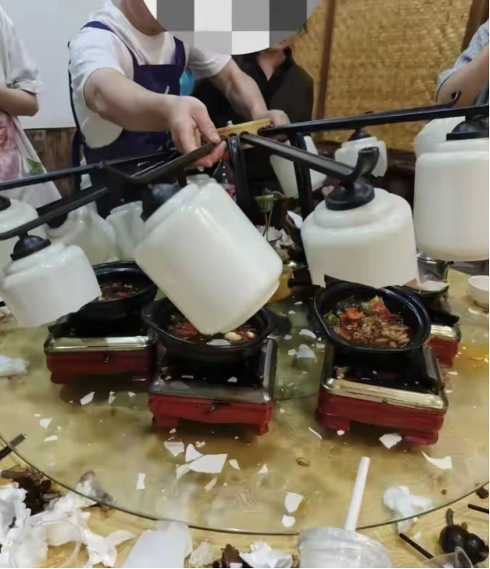 安徽，女子在饭店聚餐，吊灯砸落至桌上，人受到惊吓，一桌菜全毁了。可是结账时，老板