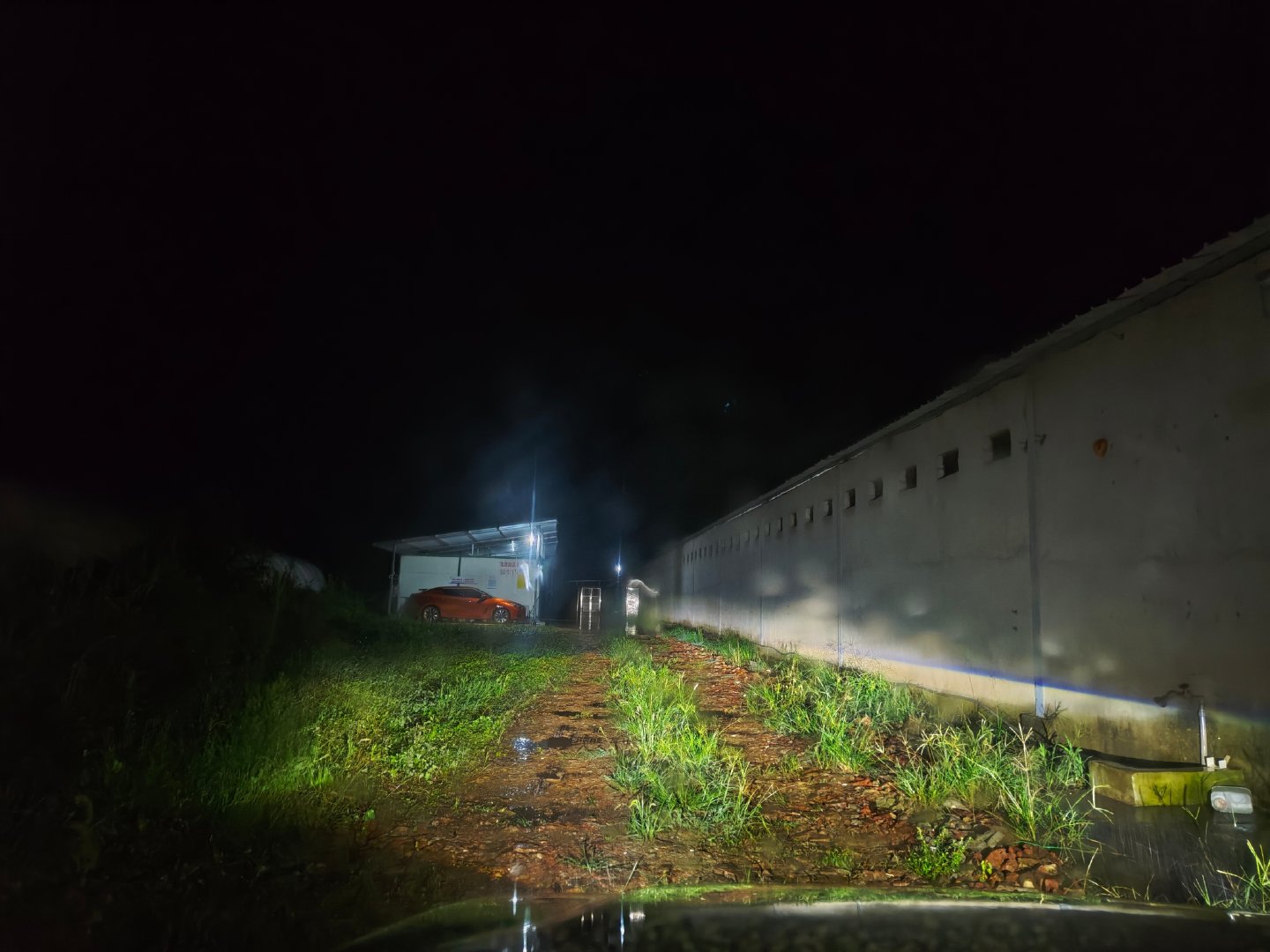 这雨下得恶心死了。路被淹了，下班回鸡棚的路上，进水抛锚的车两辆，路滑刹不住车的车祸三起，堵得我吱哇乱叫，原本一个半小时的车程，开了两个半小时才到鸡棚[吐] 抽湿机得24小时开着[吐] ​