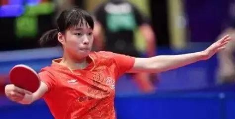 王曼昱王艺迪领衔国乒正赛首日全线出击，从上午十一点一路打到晚上九点，央视两个频道轮着播，这阵仗摆明了就是不让球迷换台。资格赛刚打完，国乒男单折了四个人，三场输给欧洲选手，女队倒是稳当，七个人里五个进了正赛，范姝涵那场内战拼得够呛才把韩菲儿拿下来。正赛第一天直接上强度，黄友政碰林钟勋，薛飞对卡尔森，何