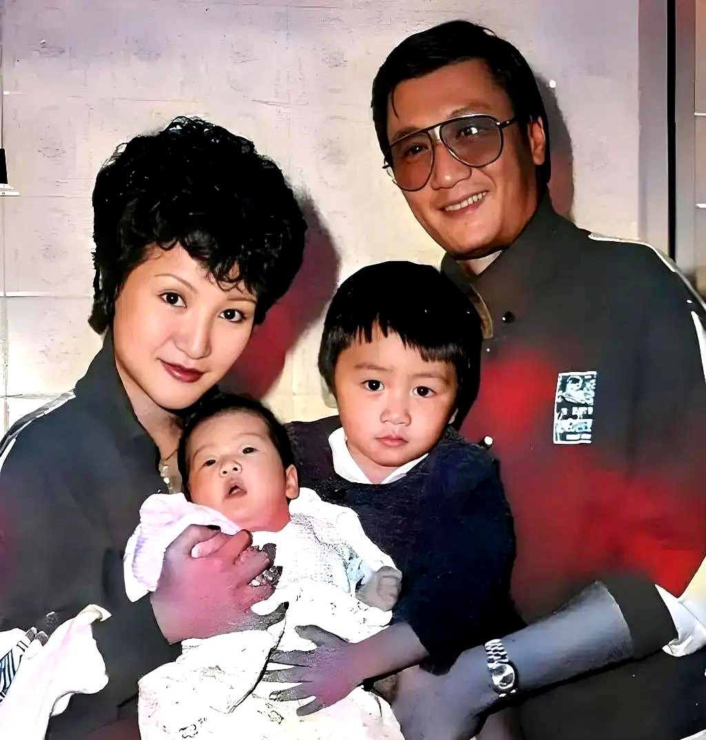 看到一幕，整个人是被钉在原地的——
2000年，狄波拉二婚，临落笔那一刻，还回头问：“我真要嫁啦？”按内地常见剧本，这时候前夫不是怒目相向，就是翻脸分家产。
结果谢贤直接催：“快签，别等人家后悔。”这种操作，给多少“离婚当断头台”的小夫妻，上了一课。
后面二十多年，更离谱。
港媒一拍：前夫谢贤、前妻