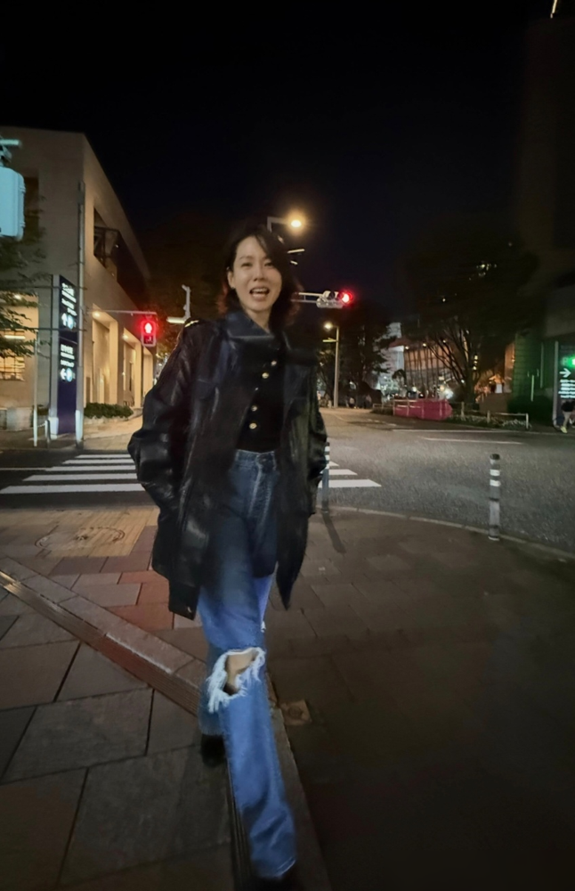 44岁孙艺珍大半夜站街上，皮衣裹着腰，微喇牛仔裤往那一戳，状态比二十来岁小姑娘还顶。
照片是路人视角，没有精修没有打光，就是夜里街头随手一拍。
评论区全在问，这角度这距离，是不是玄彬蹲在马路牙子上给拍的。
说实话，这姐不是靠保鲜出名的。刚凭《无可奈何》拿了青龙奖最佳女主角，生完孩子第一战直接冲