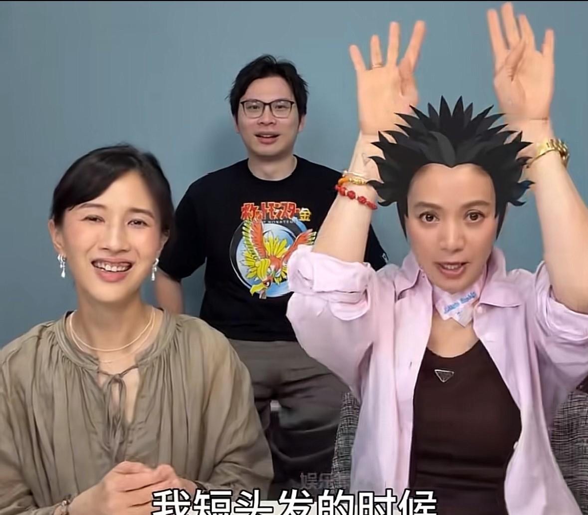 袁咏仪最近聊起自己为什么不再留短发。她说张智霖跟她讲过，最好别剪了，搂着她的时候，短发感觉不对。这话听着像玩笑，但袁咏仪真就再没剪过短发。
一个女明星的发型，被丈夫一句话定了二十多年。这事放在别人身上可能叫“妥协”，放在袁咏仪身上，得掰开来看。
短发替她挣了两座金像奖
1990年，袁咏仪顶着超短碎发