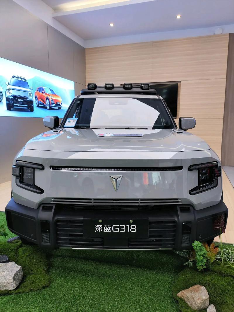 聊新款深蓝 G318：补完智商的方盒子终于顺眼了
新款深蓝 G318 这次改款，算是精准踩中了老款的槽点，把最拉胯的智能化给补上了。高配直接上了华为智驾和鸿蒙座舱，这么大一台方盒子，市区跟车、窄车位泊车终于不用全程绷着神经，对新手实在太友好。换成机械门把手也很务实，冬天不冻、玩泥不卡，比花里胡哨的隐