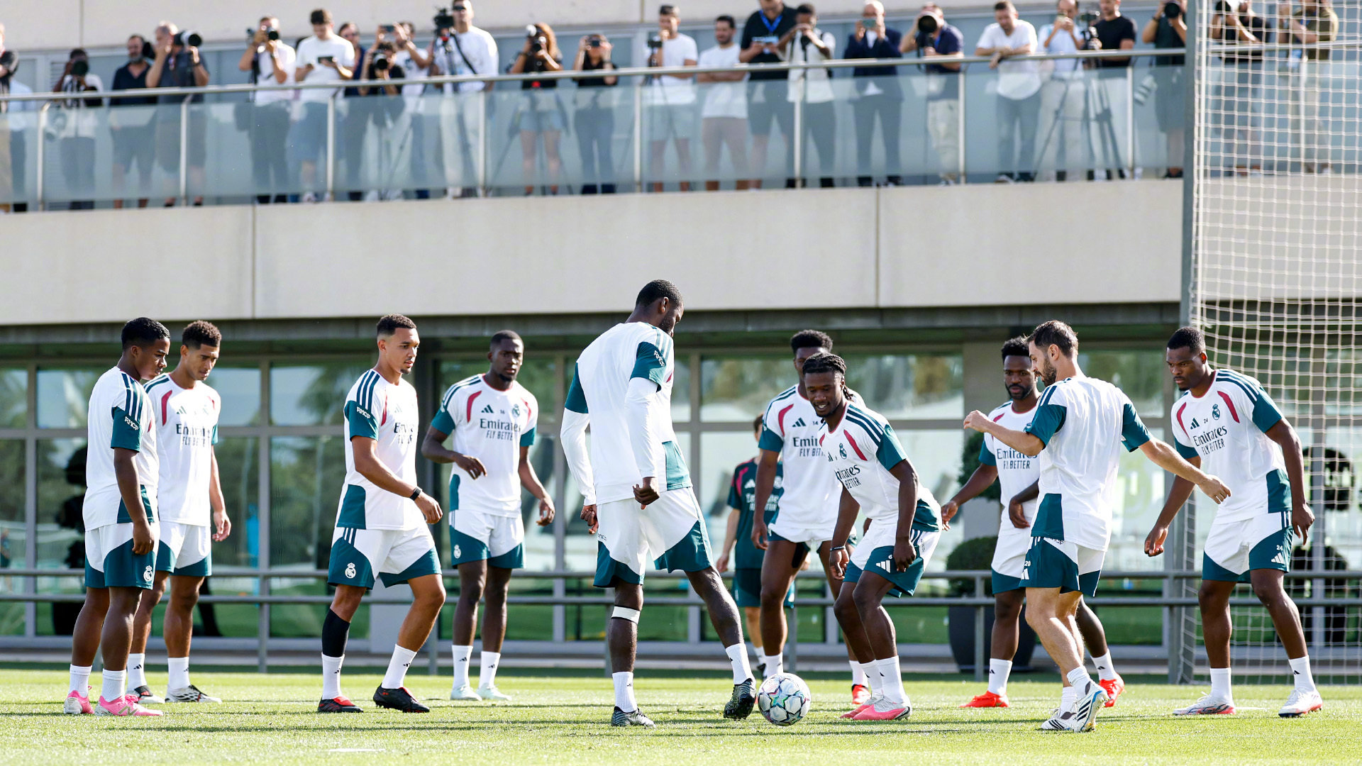 🔛⚽🎥镜头记录着每一份蓄力

#皇马训练##halamadrid# ​​​​