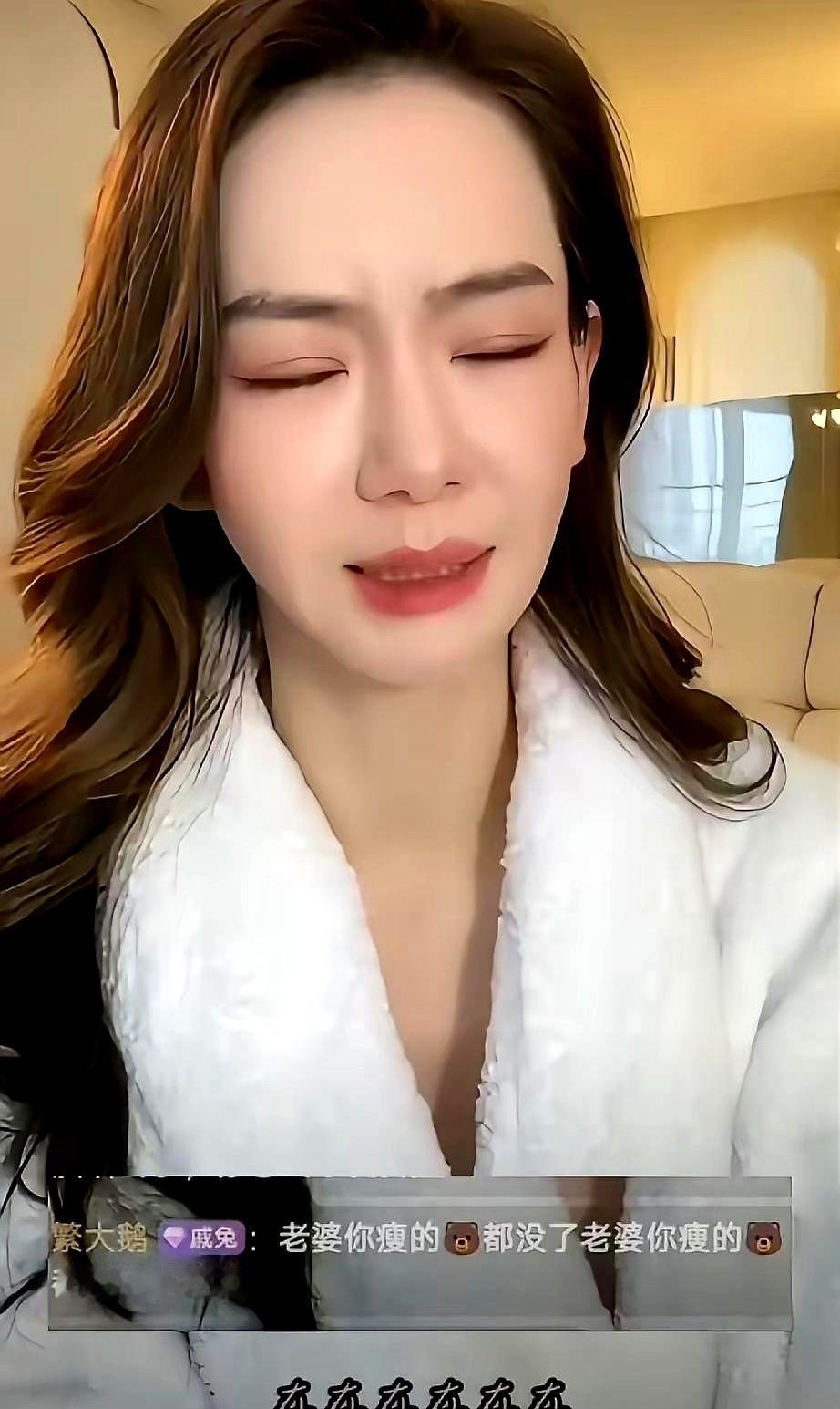 戚薇减肥被调侃胸没了，李承铉急得直喊：“在的在的，谁说没了！”

最近戚薇减肥减得太猛，粉丝随口一句玩笑，直接把李承铉逼急了当场护妻。这夫妻俩在公开场合是真没把网友当外人。之前录节目，面对专业医生，这俩人连夫妻生活的话题都敢直接抛出来问，主打一个真性情。

内娱像这么敢说的大活人，现在还能找出第二对