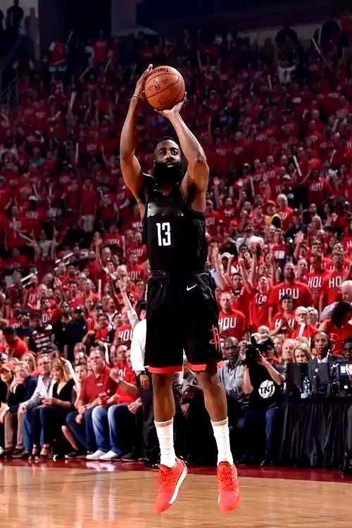 哈登生涯打四分118次历史第一？先别急着吹，这数据连NBA官方都不认。

翻开NBA技术数据库，克劳福德的官方记录停在55次，库里等人的数据也和网传榜单对不上账。算不算季后赛？加罚没进算不算？全是一笔糊涂账。

哈登靠持球找对抗要哨，库里靠无球跑位极速出手。加上联盟这几年改规则，裁判哨子一松一紧，不
