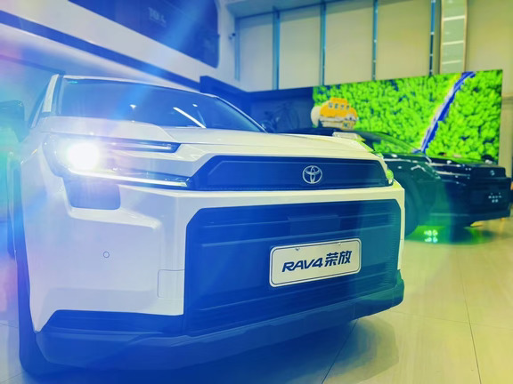 美拉德色系SUV，100%好开省心❗️
🚗日常通勤+接送娃👧🏻
❗选车核心就是：省油、省心、耐造！🔧
	
荣放混动真的拿捏家用需求💸
油耗🤙低，彻底告别加油焦虑🤯
日常开超级省💰！
	
全新锤头鲨前脸🦈颜值在线
C型大灯利落精致
自带小普拉多硬朗气场，男女开都好看
	
车身刚性提升9.7%🛡️
底盘稳、性➕比高
带娃出行满满安❤️感
空间够用、保值耐开，家用完全不挑毛病
	
黄金购车福利拉满🔥
✅现金直降至🔝2️⃣5️⃣0️⃣0️⃣0️⃣
✅置换补贴至🔝4️⃣0️⃣0️⃣0️⃣
✅到店砸金蛋➕专属好礼
	
预算有限、想要靠谱家用SUV
荣放混动真的可以闭眼冲✅
	
#品质定义智电时代 #一汽丰田不做快消品 #一汽丰田 #宝藏新车 #一汽丰田荣放 #适合通勤的车 #年轻人喜欢的车 #适合全家出行的车 #年轻人开的车 #适合初入职场白领的车