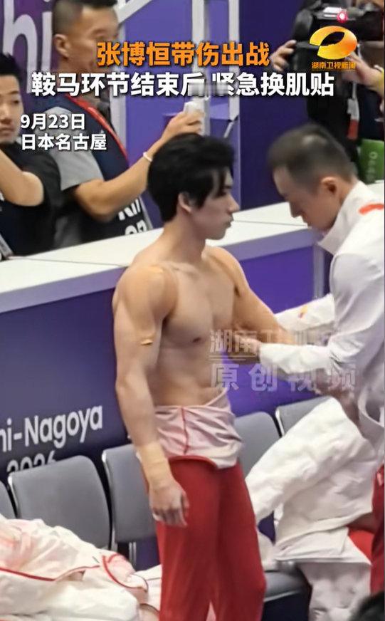 🔻张博恒今天一直在摸他的左胳膊。
🔻队长带伤上阵，拿下！
#张博恒跳马申诉成功##中国体操男团金牌##热点现场##海外新鲜事# ​