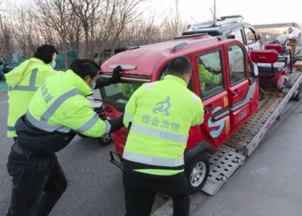 南阳“老头乐”退场引出全国性难题
 
南阳“老头乐”退场引出全国性难题
      南阳全面清退老年代步车的新规落地后，看似规整了城市交通秩序，却揭开了全国城市治理普遍存在的尴尬困境。一刀切式的禁令能管住路面车辆，却根本堵不住普通老百姓实打实的出行刚需。
      这类代步车能风靡城乡多年，核心是
