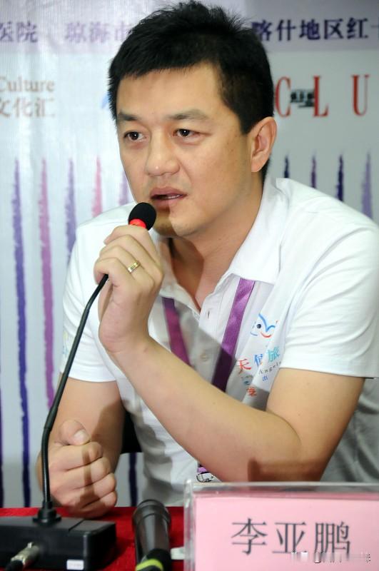 李亚鹏说自己天生对明星略带反感，这话从他嘴里说出来，居然一点都不违和。
当年他演完《将爱情进行到底》里的杨铮，火遍大江南北，转头就慢慢淡出荧幕，跑去做文创、做乡村文旅项目，连日常露面聊的都是茶器、古建、乡村振兴相关的内容，很少凑娱乐圈的热闹。
之前有活动碰到圈内老友