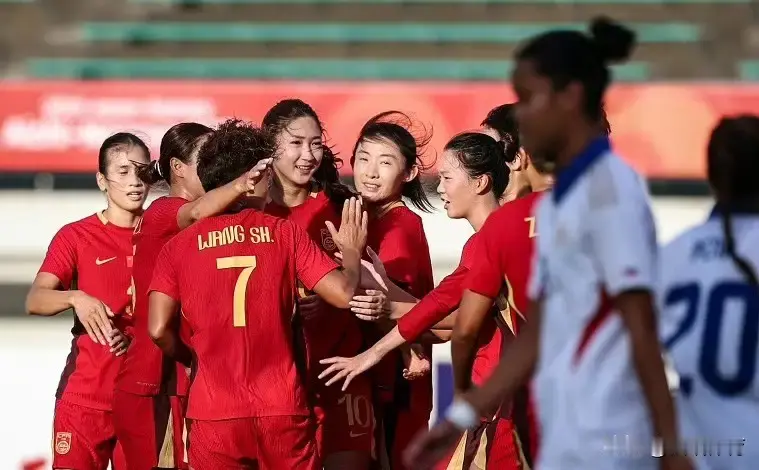 9月21日，2026爱知·名古屋亚运会女足小组赛G组末轮，中国女足5比1大胜菲律宾女足，王妍雯上演帽子戏法，球队以2胜1平积7分的成绩拿到小组头名晋级八强，比赛中核心球员张琳艳伤退引发外界关注。

5比1，看着挺爽，王妍雯一个人进三个，帽子戏法戴得稳稳当当。可我看完这场球，心里那根弦反而绷紧了。为什