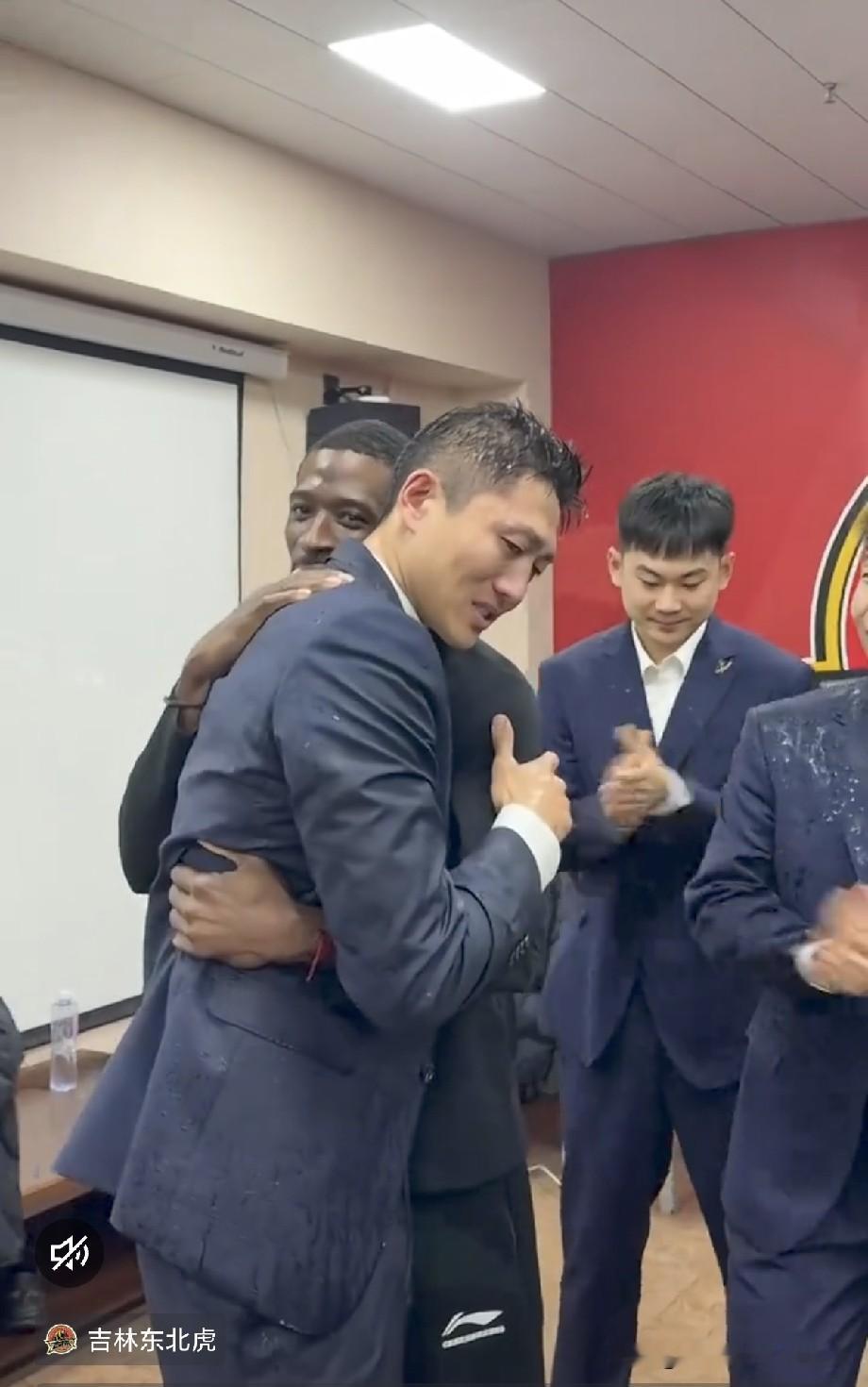 男儿有泪不轻弹！连输北京四川后，这位CBA少帅在更衣室哭成了泪人。

CBA的主教练，真不是一般人能干的活。

昨晚，吉林男篮在主场爆冷击败了实力强劲的新疆男篮。这场胜利，对别人来说可能只是一场普通的常规赛，但对吉林少帅李昂来说，这就是救命的稻草。

赢球后的更衣室里，没有疯狂的庆祝，只有压抑许久的