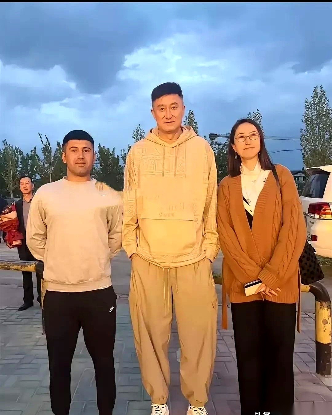 杜锋回新疆了！
宏大广场那天被围得水泄不通，不夸张地说，连只苍蝇想挤进去都得费点劲。
你以为是哪个顶流明星空降？不，是咱们的“杜老大”荣归故里了。
看着手机屏幕里他笑呵呵地给老乡签名合影，我突然有点恍惚。这还是那个在场上咆哮、把队员骂得狗血淋头的铁血教头吗？
如今的他，卸下了广东队一线主帅的重担，身