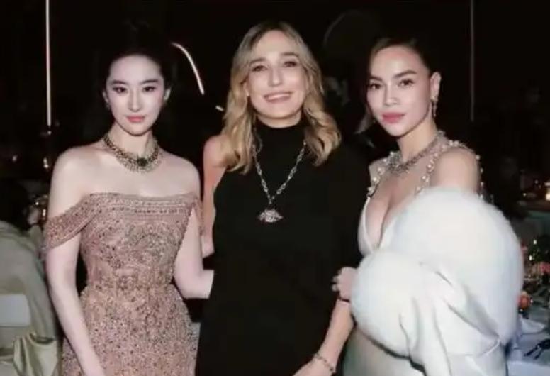 
 
事件起因
 
9月7日，上海宝格丽高级珠宝晚宴，刘亦菲、宝格丽新任CEO、越南知名歌手胡玉荷（Hồ Ngọc Hà）拍下一张三人合影。
晚宴结束之后，胡玉荷率先在社交平台放出完整原图，配文夸赞刘亦菲：真人十分漂亮，优雅可爱，释
