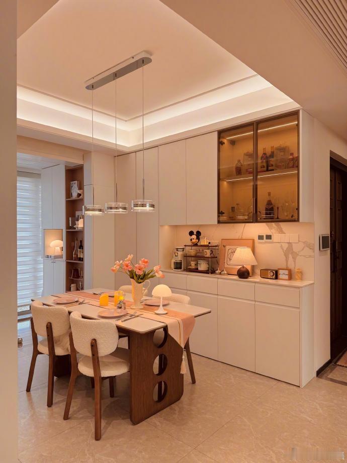 #美好家打造指南##秋日宅家正当时# 
🏠打开门的瞬间，幸福在此刻具象化了🍁 ​