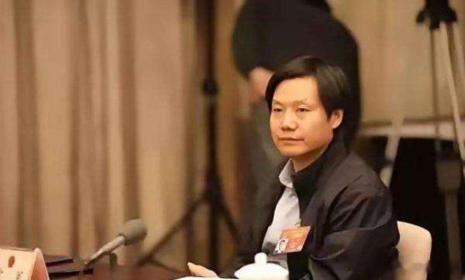 雷军捐了13亿给武汉大学，结果空调选型却没用小米家的产品。武汉大学选了TCL的东芝系设备，隔壁华中科技大学选了海尔，这事儿最近在网上吵得挺热闹。雷总这13亿捐款可是实打实的真金白银，这让不少网友直呼“雷总白捐了”。 ​